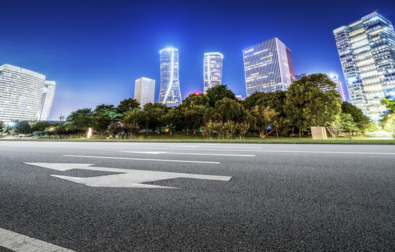 沥青地面和高楼大厦夜景