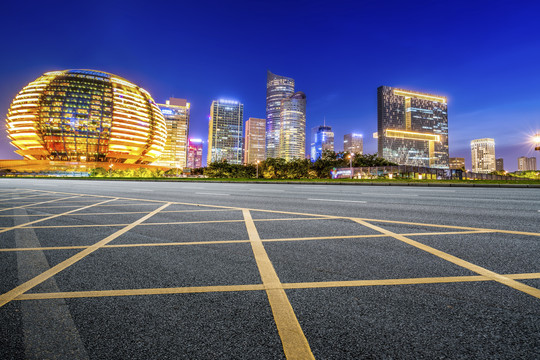 地面划线和现代建筑夜景