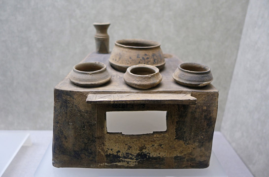 汉代方形灰陶灶