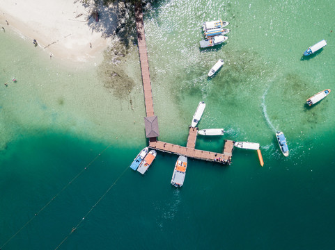 航拍热带海岛大海与游艇