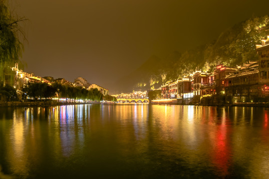 贵州镇远古镇㵲阳河夜景