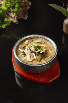 石锅青稞豆腐煮鲜菌