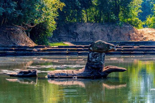 柬埔寨暹粒龙蟠水池马雕塑