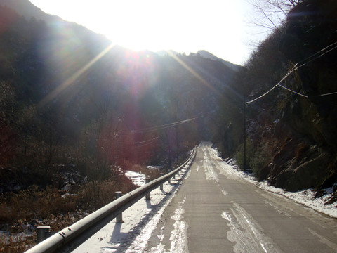 冬日阳光下的山路