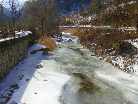 溪水结冰