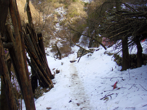 积雪山路