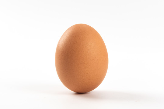 白色背景上的新鲜鸡蛋