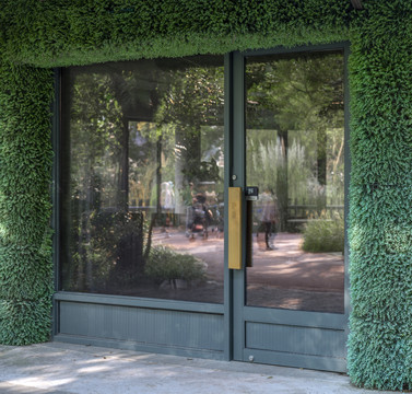 绿植墙面及店铺玻璃门窗