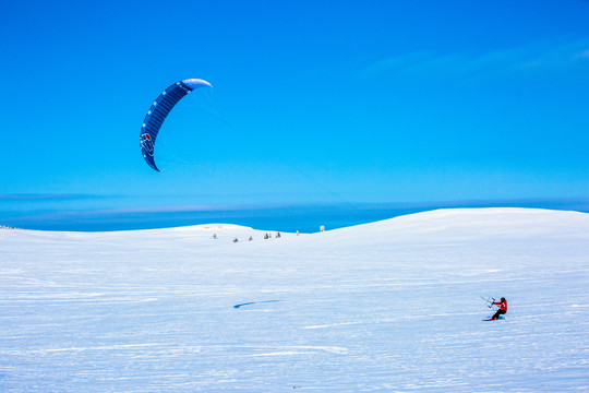 冬季雪原滑翔伞运动
