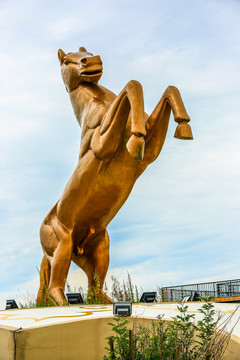 站起来的马雕塑