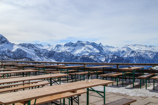 雪山山顶景观和餐厅露天平台