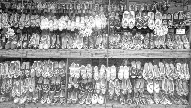 老式布鞋黑白照片