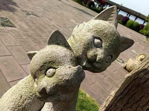 两只猫石雕像