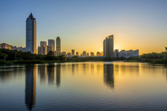 中国海南海口滨海大道建筑群日暮