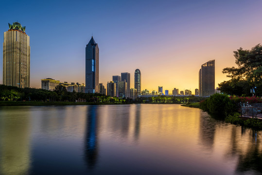 中国海南海口滨海大道建筑群日暮