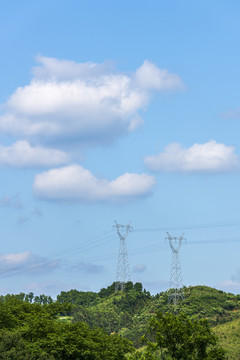 蓝天白云青山电塔