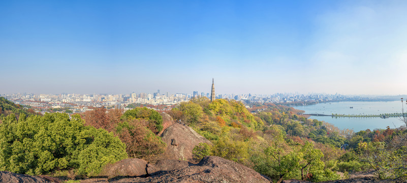 杭州西湖秋景保俶塔与城市全景