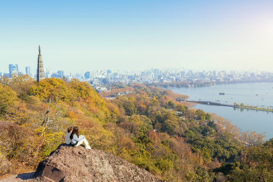 杭西湖保俶塔与城市建筑秋景