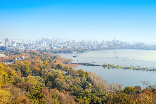 杭州西湖宝石山与城市秋景