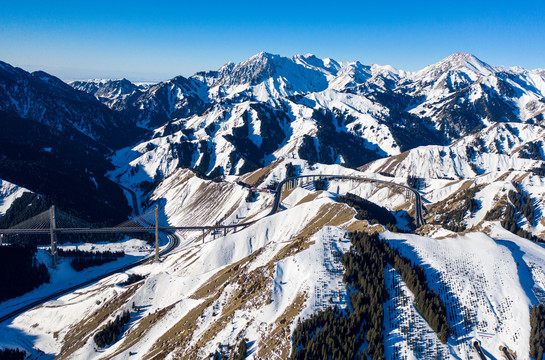 崇山峻岭之中的雪后果子沟大桥