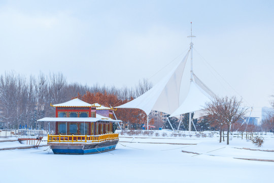 山东威海荣成十里河公园里的雪景