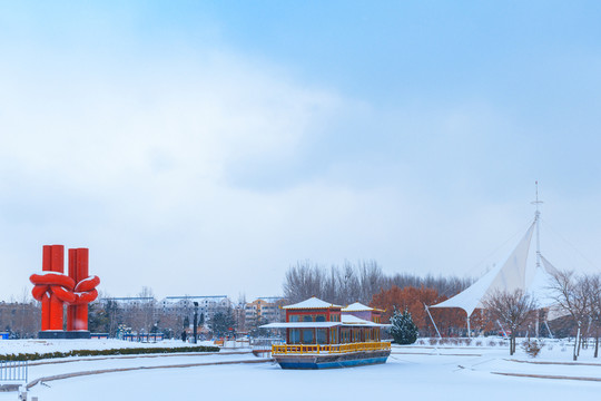 山东威海荣成十里河公园里的雪景