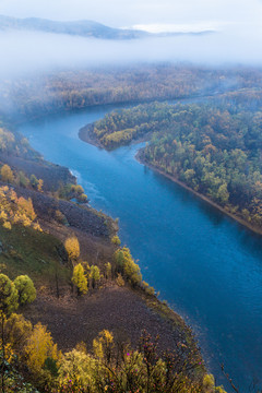 秋季河流河谷