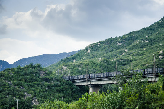 在山间行驶的火车