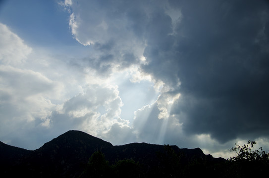 蓝天白云黑山