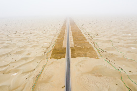 新疆塔克拉玛干沙漠里的公路