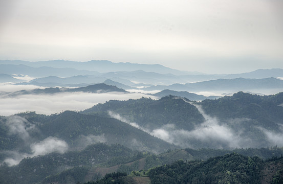 群山晨雾