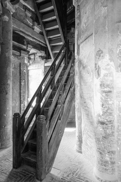 古塔内部环境木楼梯