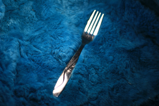 西餐叉子蓝色底