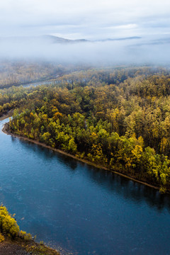 秋季森林河流