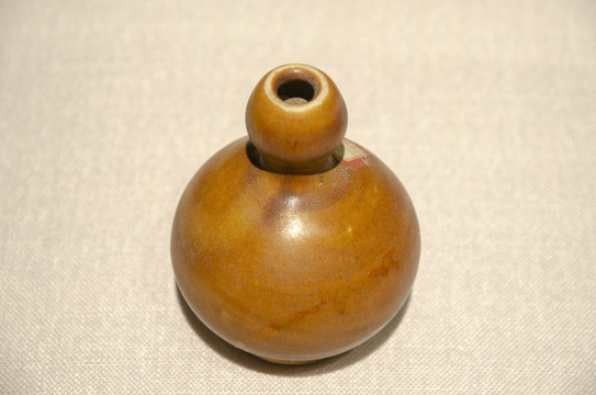 唐代酱黄釉瓷葫芦瓶