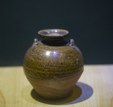 小陶瓷壶