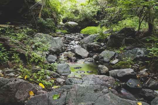 小溪淌水