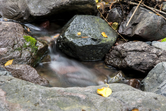 青石流水