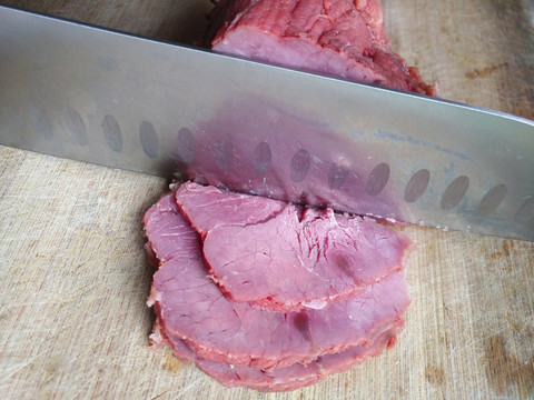 切一塊牛肉