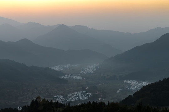 黎明时的山村美景