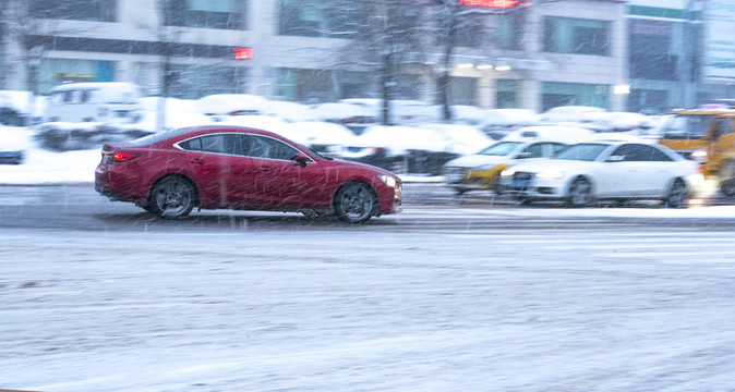 雪后行驶在街路上的车辆