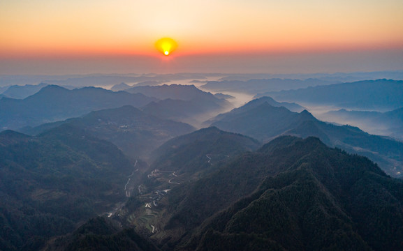 湖南湘西山间的云雾