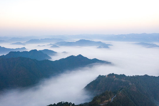 湖南湘西山间的云雾