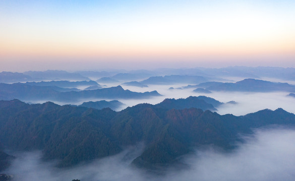 湖南湘西山间的云雾