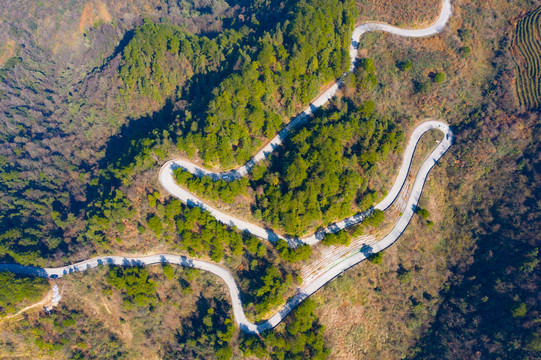 湖南湘西山间蜿蜒的山路