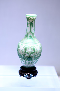 白色地套绿色玻璃花卉纹瓶