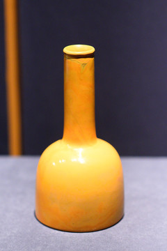 雄黄色玻璃马蹄式瓶