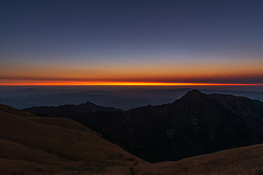 江西萍乡武功山日出时分的风景