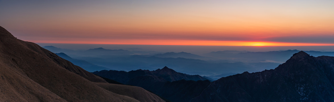 江西萍乡武功山日出时分的风景