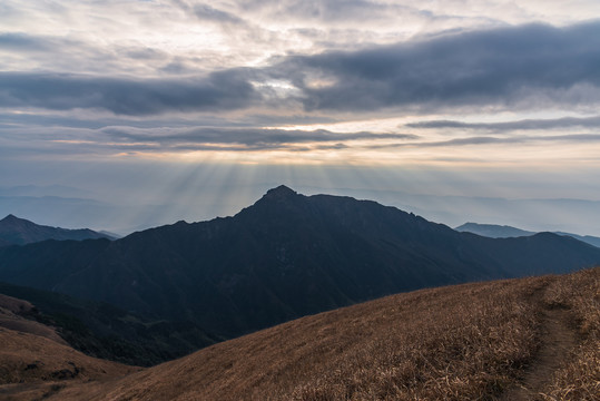 江西萍乡武功山早晨的天空